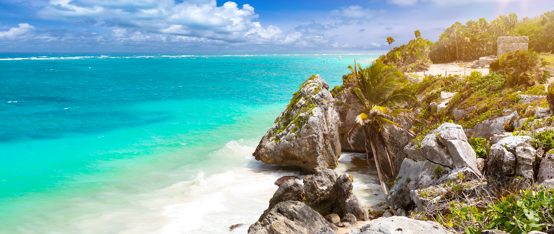 Playa paradisíaca de Riviera Maya con palmeras y mar turquesa