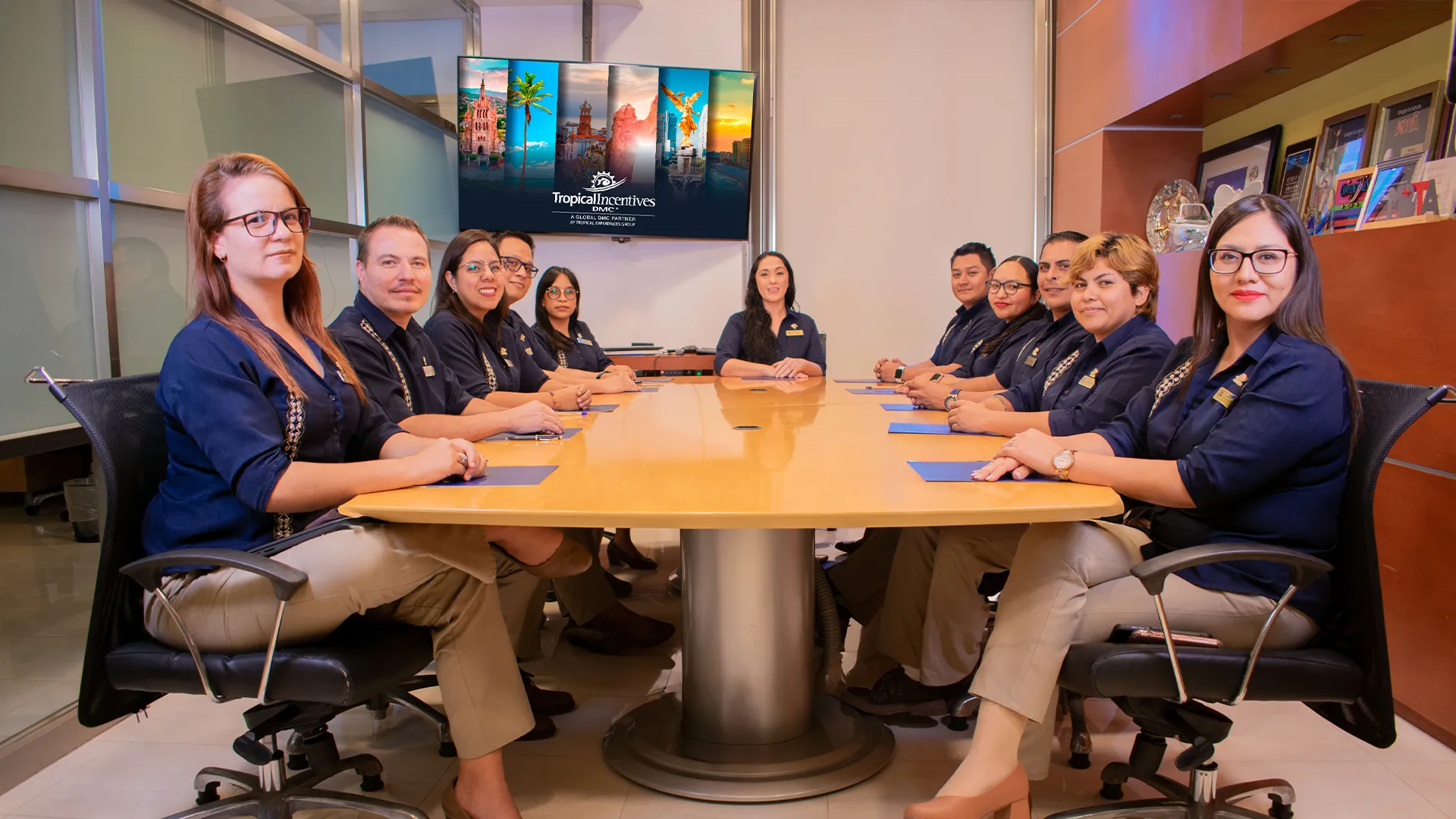 Destino tropical con palmeras y mar turquesa