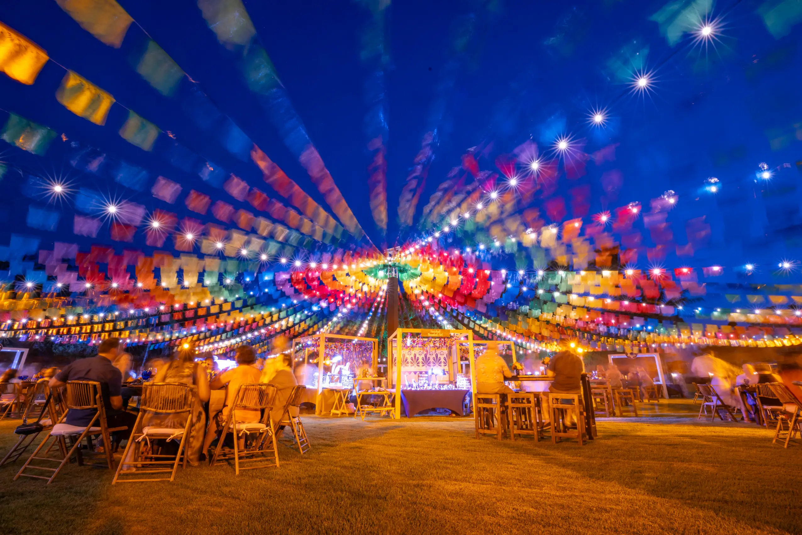 Evento de noche con luces de colores